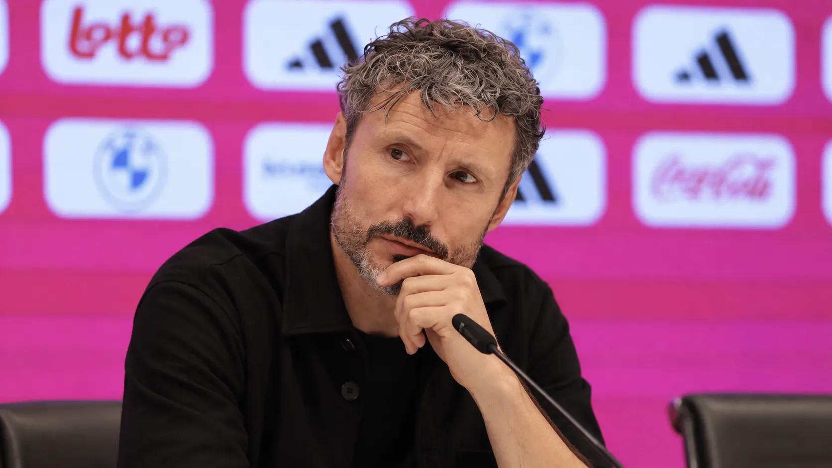 Mark van Bommel tijdens een persmoment na de wedstrijd.