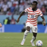 Folarin Balogun in het tenue van de Verenigde Staten tijdens een wedstrijdmoment.