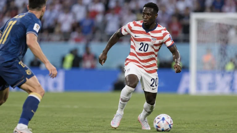 Folarin Balogun in het tenue van de Verenigde Staten tijdens een wedstrijdmoment.
