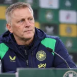 Heimir Hallgrímsson tijdens een persconferentie van Ierland.