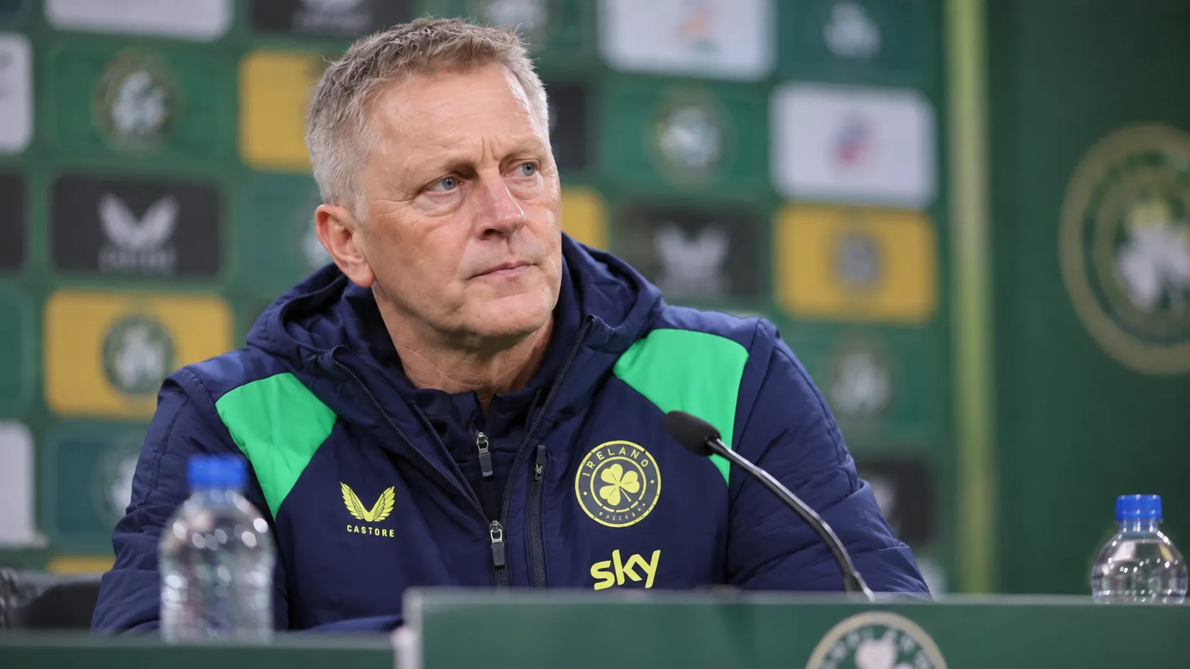 Heimir Hallgrímsson tijdens een persconferentie van Ierland.