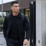 Cristiano Ronaldo verlaat in neutrale sportkleding het trainingskamp van Portugal.