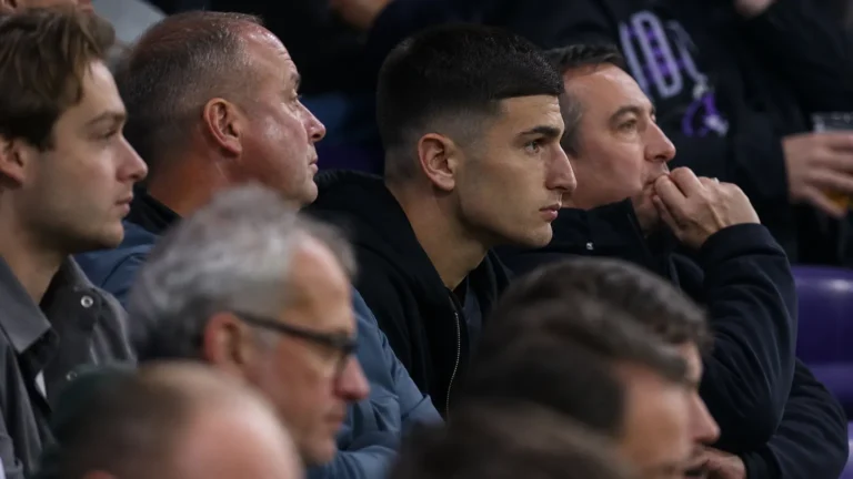 Ilias Koutsoupias kijkt aandachtig toe vanuit de tribune van het Lotto Park.