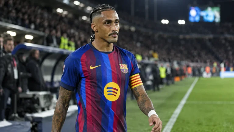 Raphinha in het shirt van FC Barcelona langs de zijlijn van een verlicht stadion.
