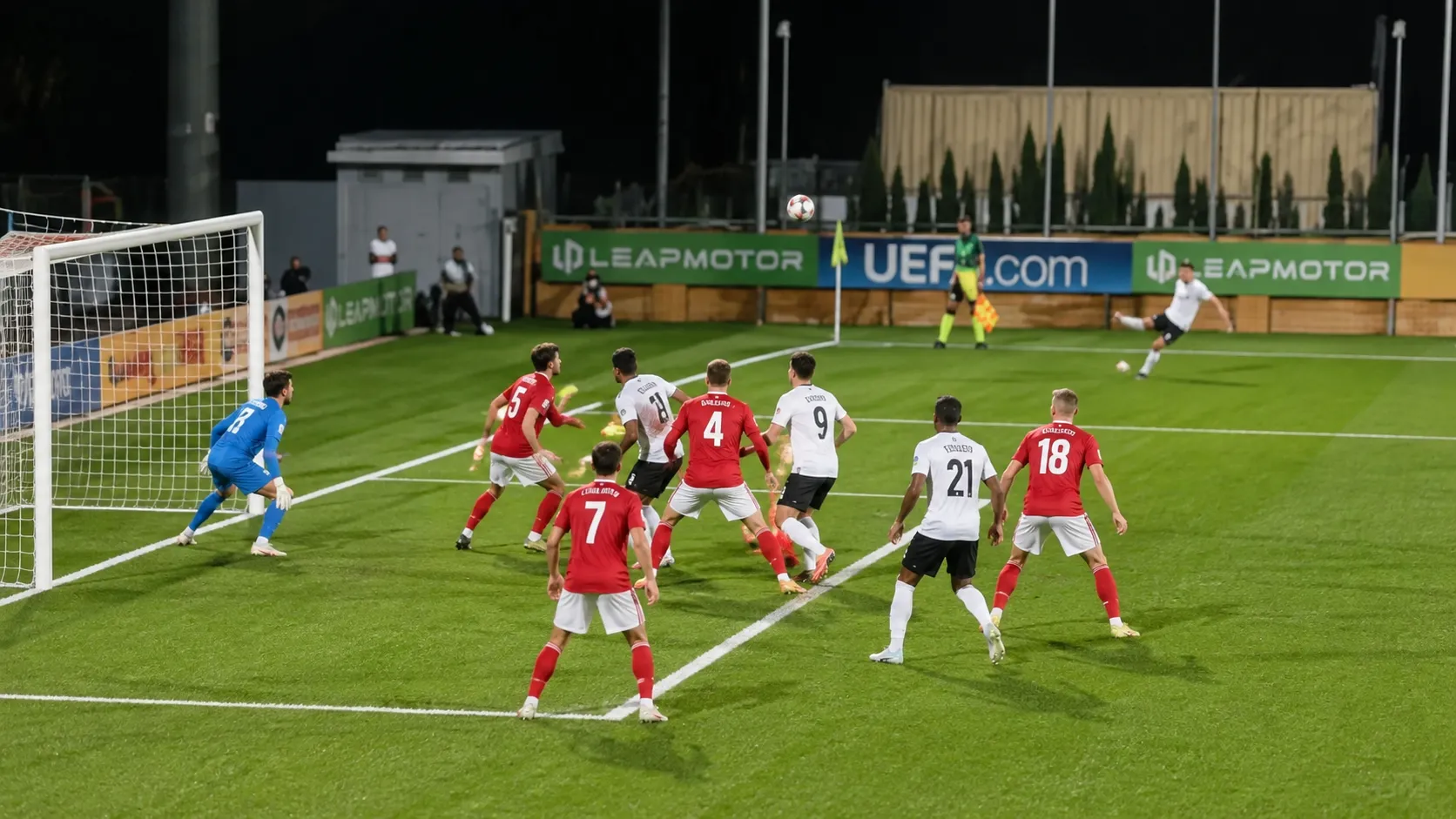 Spelers van twee beloftenploegen in actie tijdens een standaardsituatie voor doel.