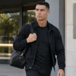 Cristiano Ronaldo verlaat de ingang van het Portugese trainingscomplex.