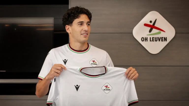 Robin Mirisola presenteert zich in een OH Leuven-tenue voor een vast clubembleem.
