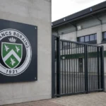 Lege ingang van Francs Borains met het clubembleem op het vaste toegangsbord.