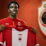 Bahmed Deuff toont tijdens een officiële fotosessie het tenue van Royal Antwerp FC.