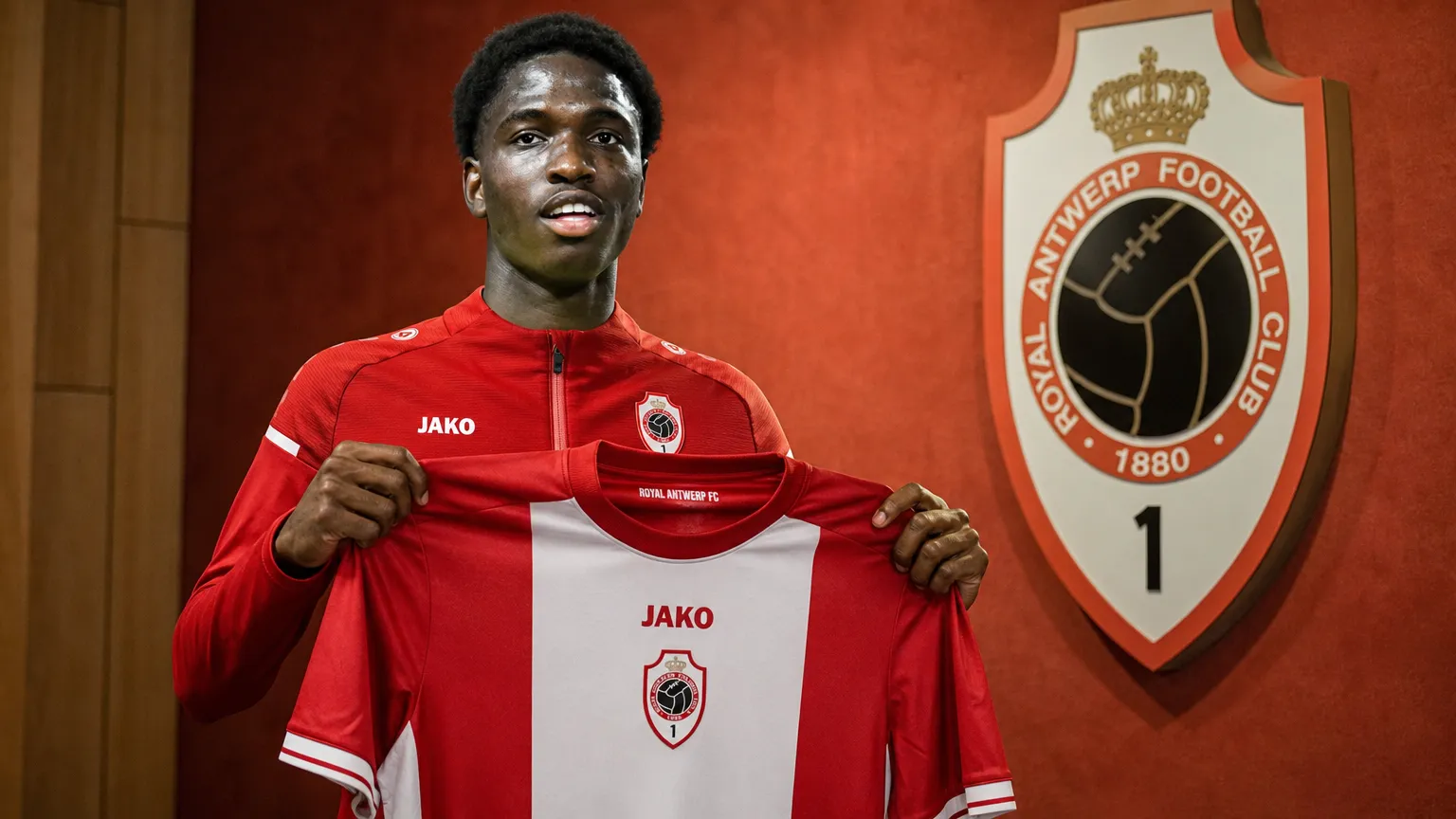 Bahmed Deuff toont tijdens een officiële fotosessie het tenue van Royal Antwerp FC.