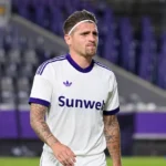Adriano Bertaccini in het shirt van Anderlecht langs de zijlijn van een stadion.