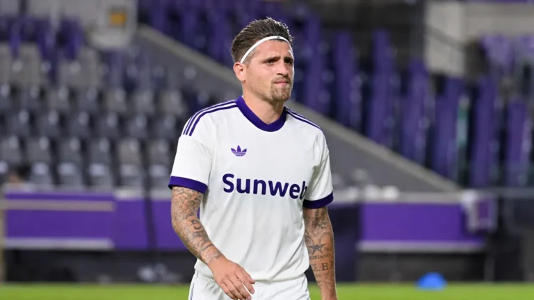 Adriano Bertaccini in het shirt van Anderlecht langs de zijlijn van een stadion.