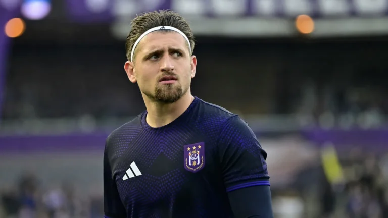 Adriano Bertaccini in het tenue van Anderlecht aan de rand van het veld.