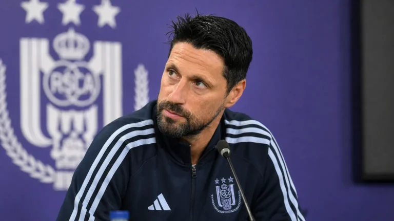 Vitor Bruno tijdens een persmoment na de wedstrijd van Anderlecht.