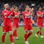 Antwerp-spelers applaudisseren na een wedstrijd op het veld.