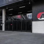 Lege toegang tot het stadion van AZ met een vast AZ-clubembleem bij de ingang.