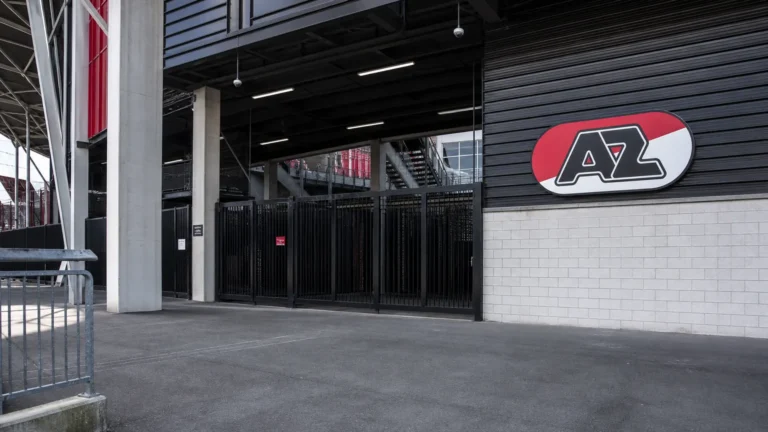 Lege toegang tot het stadion van AZ met een vast AZ-clubembleem bij de ingang.