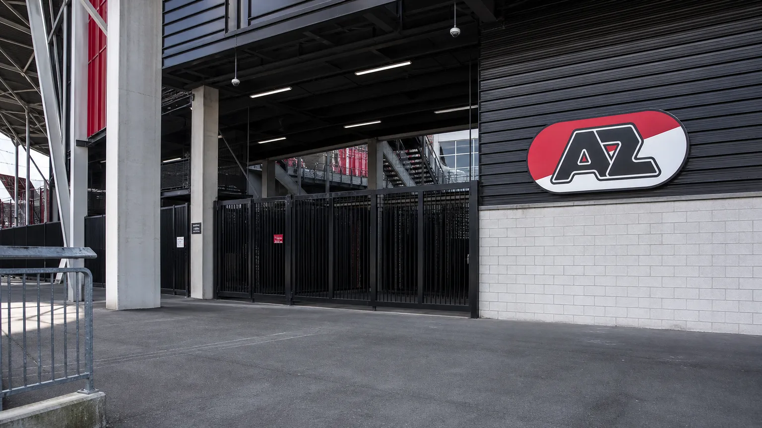 Lege toegang tot het stadion van AZ met een vast AZ-clubembleem bij de ingang.