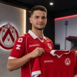 Rok Storman poseert met een KV Kortrijk-shirt tijdens zijn officiële voorstelling.