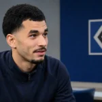 Zakaria El Ouahdi in neutrale sportkleding in een mediaruimte van Hamburger SV.