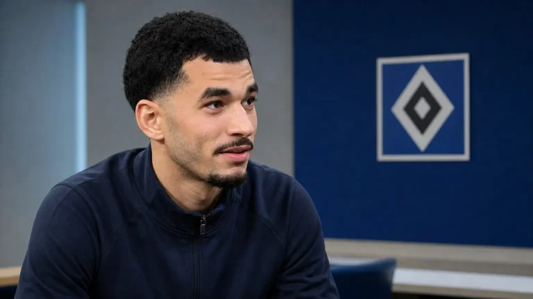 Zakaria El Ouahdi in neutrale sportkleding in een mediaruimte van Hamburger SV.
