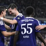 Anderlecht-spelers omhelzen elkaar na een wedstrijd in paarse tenues.