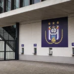 Lege toegang aan het Lotto Park met een vast RSC Anderlecht-clubembleem.