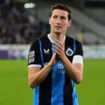 Hans Vanaken in Club Brugge-tenue op het veld voor de wedstrijd tegen Lommel.
