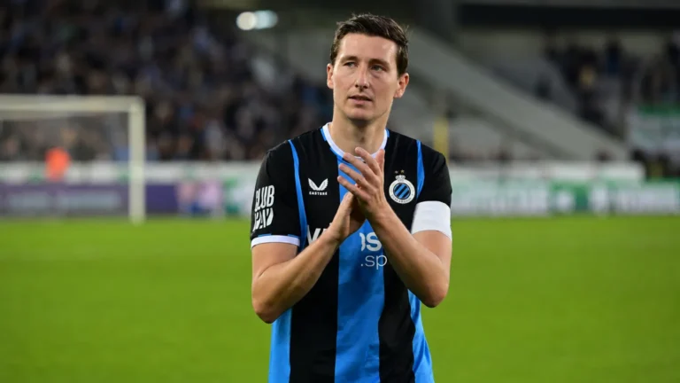 Hans Vanaken in Club Brugge-tenue op het veld voor de wedstrijd tegen Lommel.