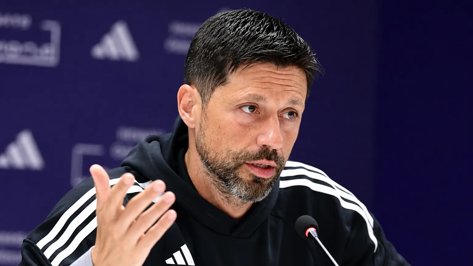 Vitor Bruno spreekt tijdens een persconferentie van Anderlecht.