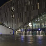 Het voorplein van het stadion van Tottenham Hotspur op een rustige avond.