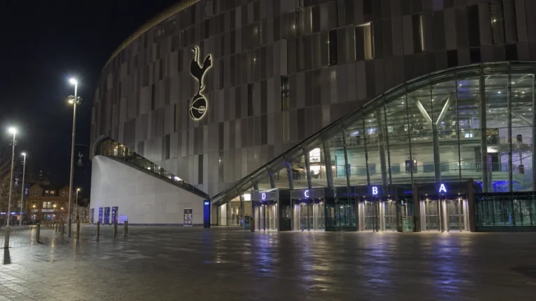 Het voorplein van het stadion van Tottenham Hotspur op een rustige avond.