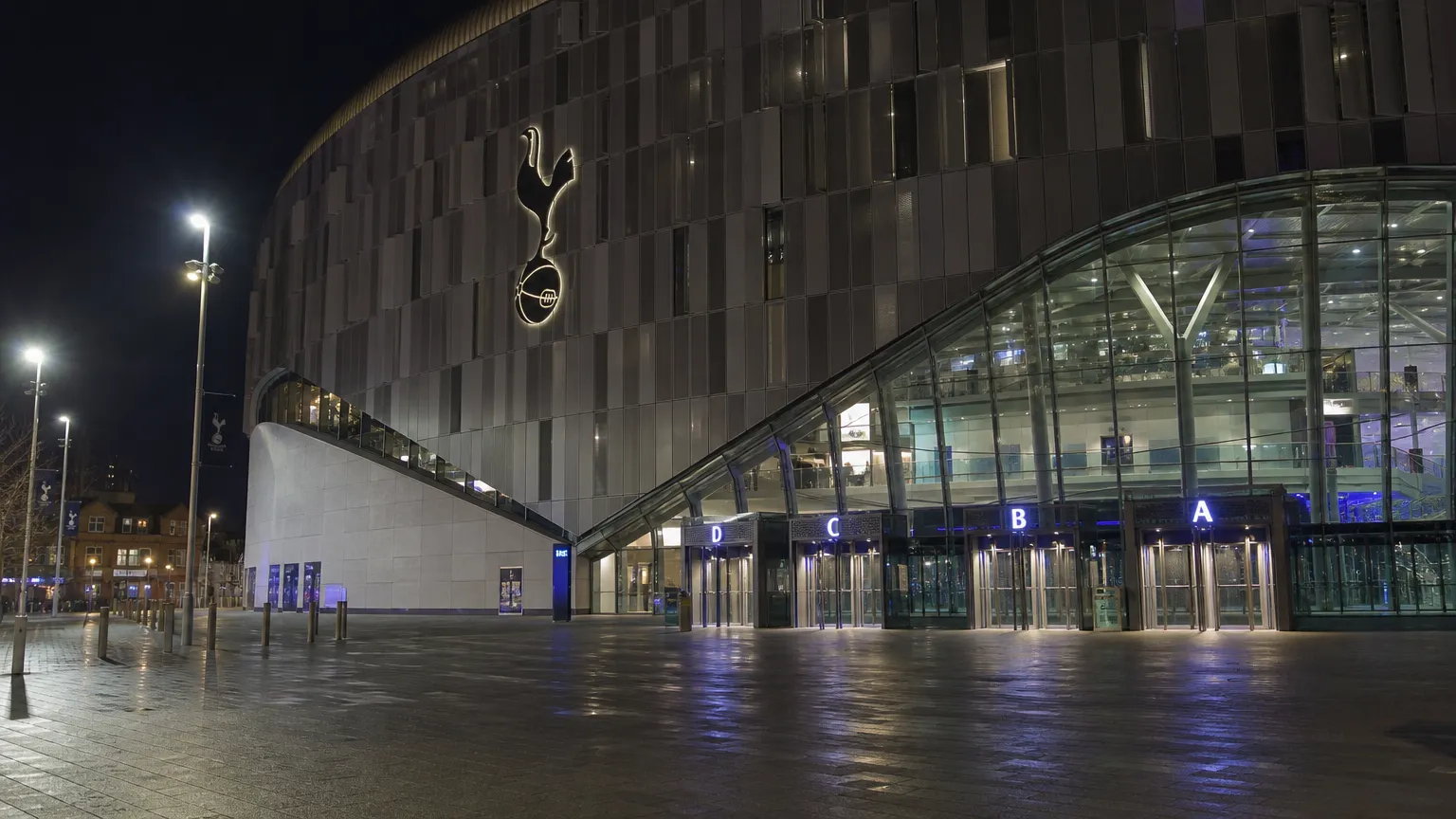Het voorplein van het stadion van Tottenham Hotspur op een rustige avond.