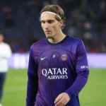 Mika Godts in PSG-kleding op het veld van het Parc des Princes.
