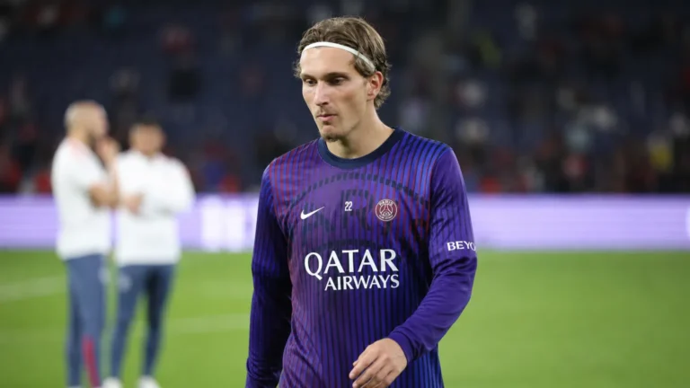 Mika Godts in PSG-kleding op het veld van het Parc des Princes.