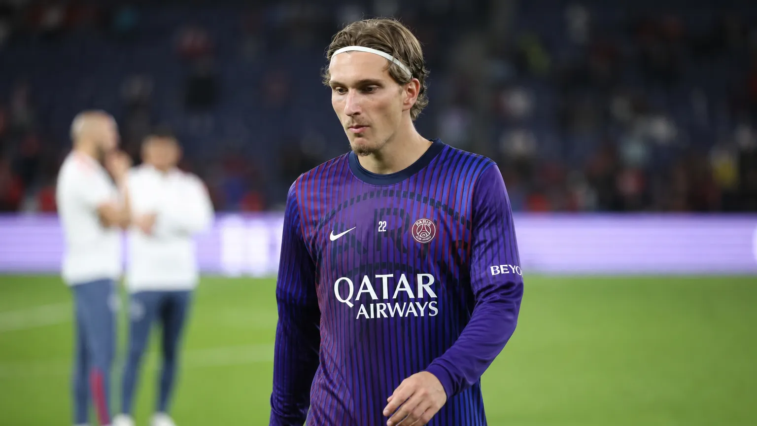 Mika Godts in PSG-kleding op het veld van het Parc des Princes.