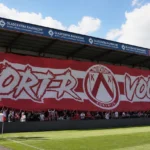 KV Kortrijk-supporters met een grote rood-witte banner in de tribune.