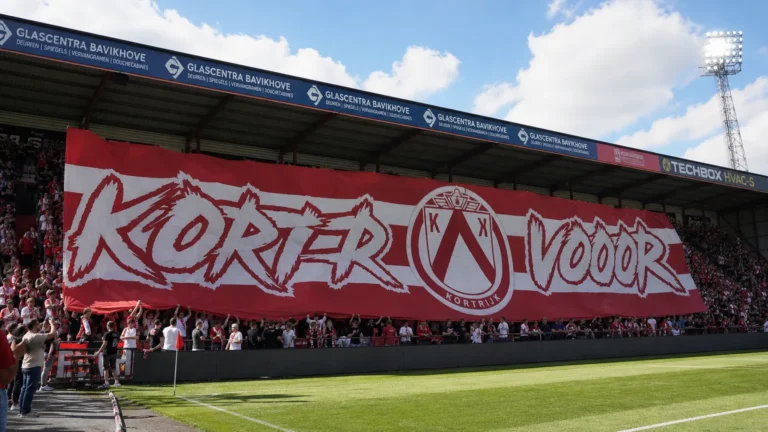 KV Kortrijk-supporters met een grote rood-witte banner in de tribune.