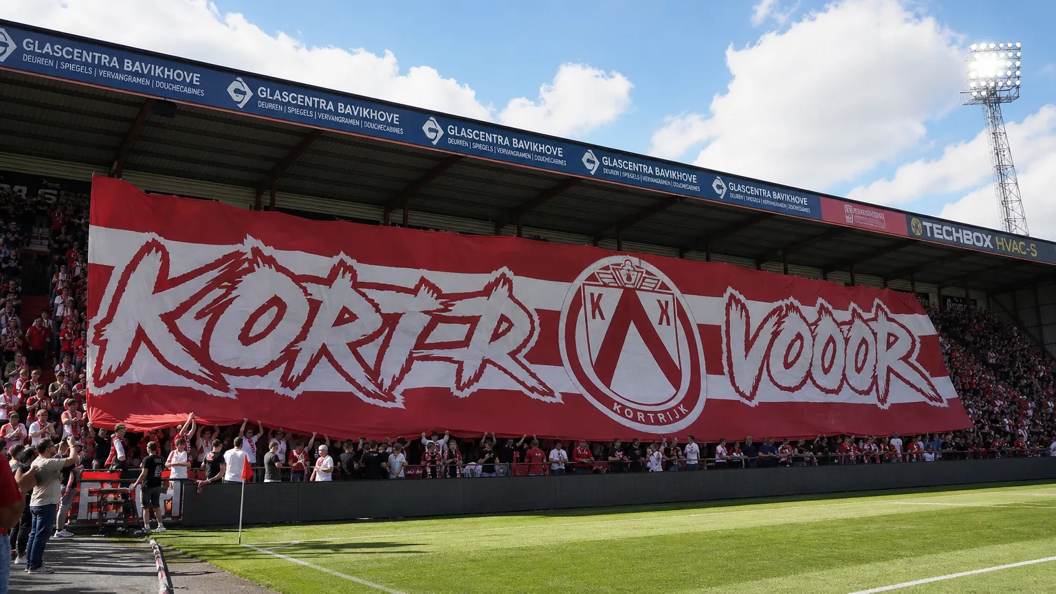 KV Kortrijk-supporters met een grote rood-witte banner in de tribune.