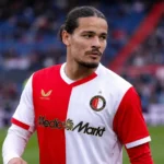 Anis Hadj Moussa in Feyenoord-tenue tijdens een rustig moment op het veld.