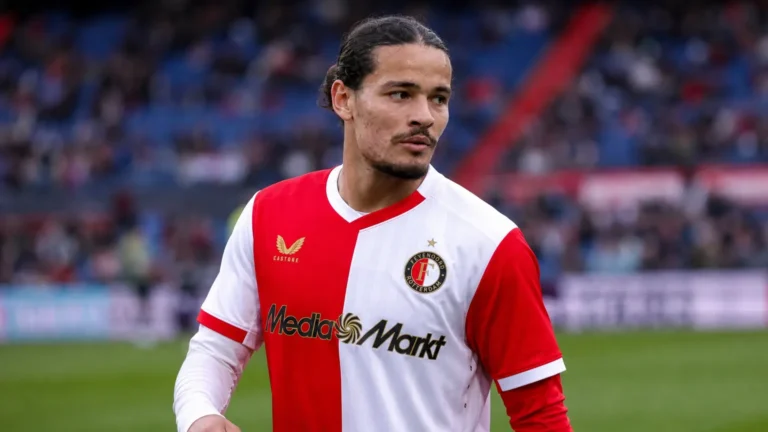 Anis Hadj Moussa in Feyenoord-tenue tijdens een rustig moment op het veld.