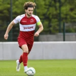 Anton Tanghe traint op het veld in het tenue van Zulte Waregem.