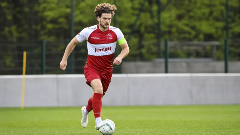 Anton Tanghe traint op het veld in het tenue van Zulte Waregem.