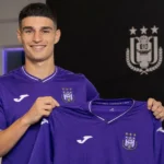 Ilias Koutsoupias toont tijdens zijn voorstelling een shirt van RSC Anderlecht.