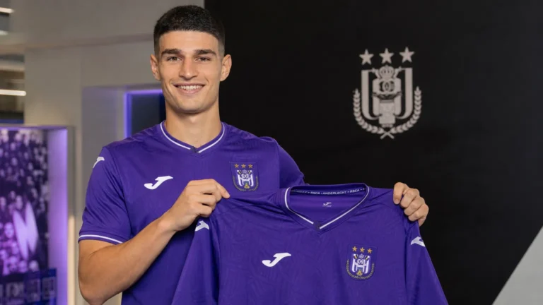 Ilias Koutsoupias toont tijdens zijn voorstelling een shirt van RSC Anderlecht.