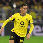 Konstantinos Karetsas in het gele shirt van Borussia Dortmund op het veld.