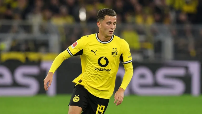 Konstantinos Karetsas in het gele shirt van Borussia Dortmund op het veld.