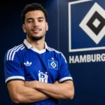 Zakaria El Ouahdi poseert tijdens een officiële HSV-fotosessie in het blauwe thuisshirt.