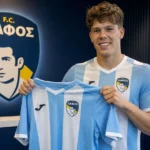 Afonso Patrão toont het officiële shirt van Pafos FC tijdens zijn presentatie.