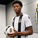 Jay-David Mbalanda poseert met een bal tijdens zijn officiële voorstelling bij Olympic Charleroi.